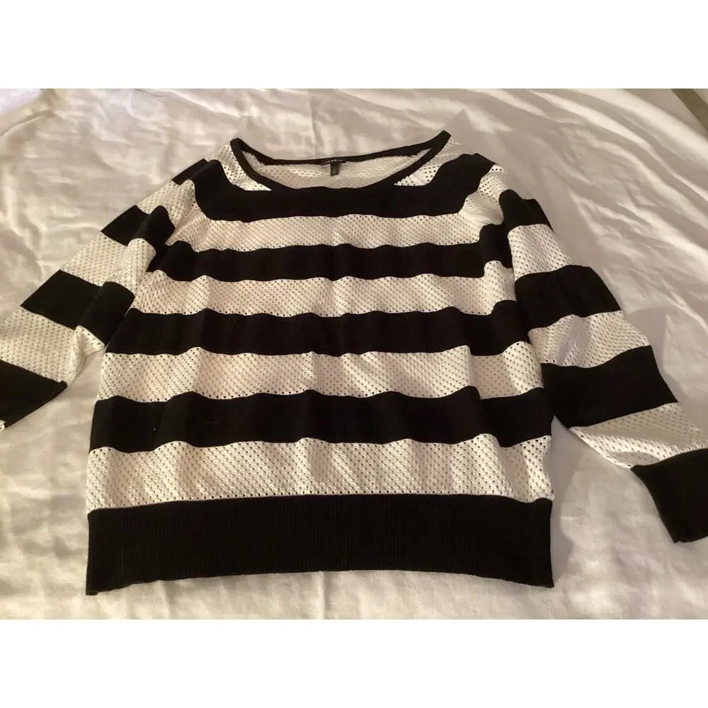 Torrid Top Sweater White & Black Striped Size 1 Plus‎ Lightweight Pullover